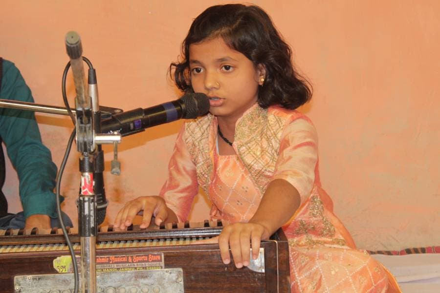 A Student Of Swar Sadhna Sangeet College, Kotahpur Which name is Esha Rani